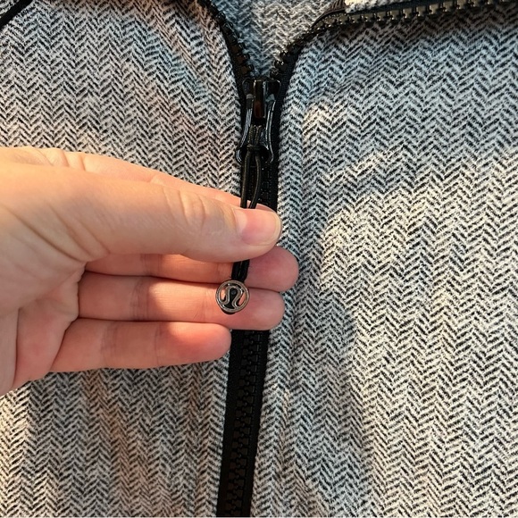 Women’s Lululemon gray herringbone patterned zip up Asana jacket size 8 - Picture 5 of 8